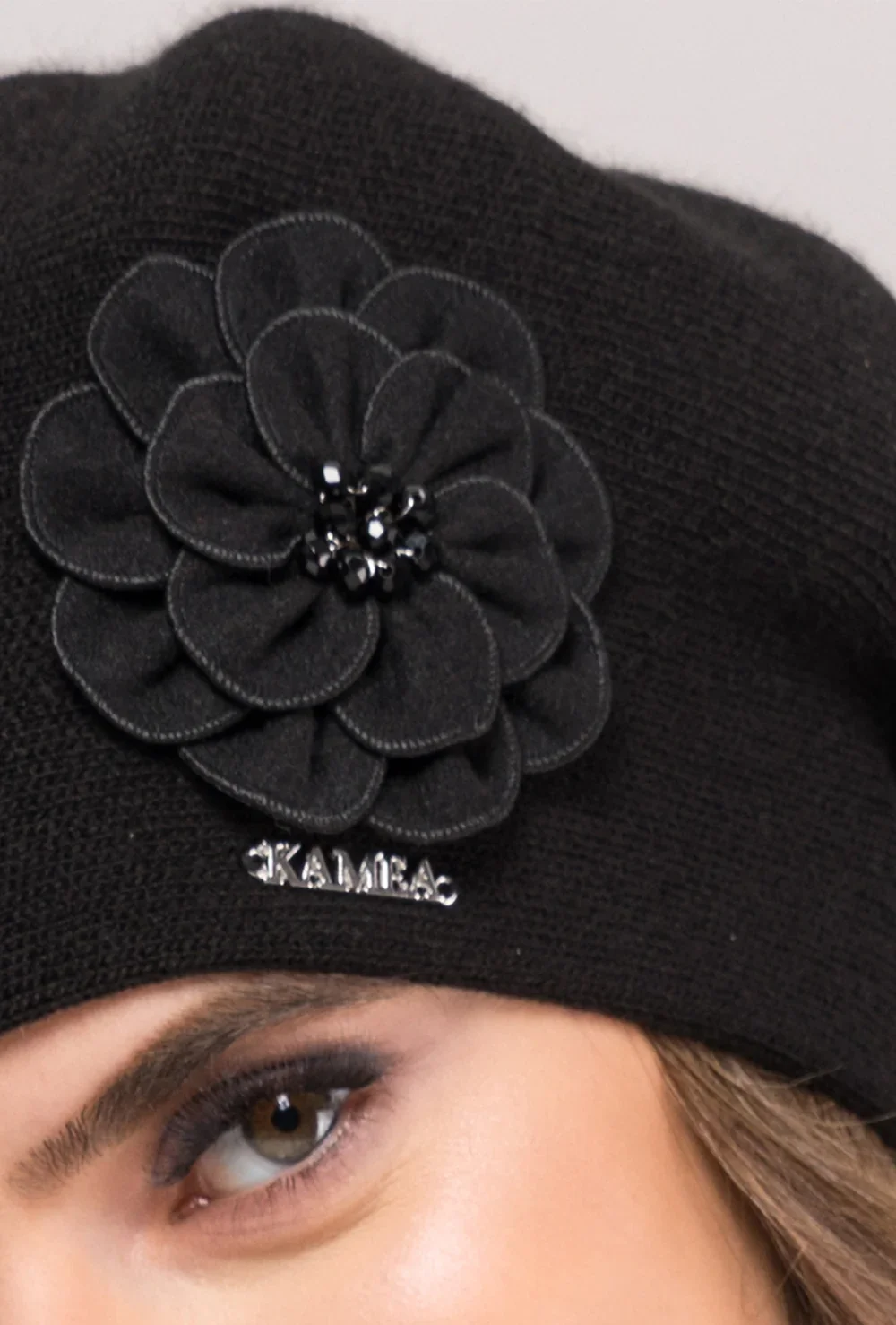 Beret z kwiatową aplikacją Kama - Image 2