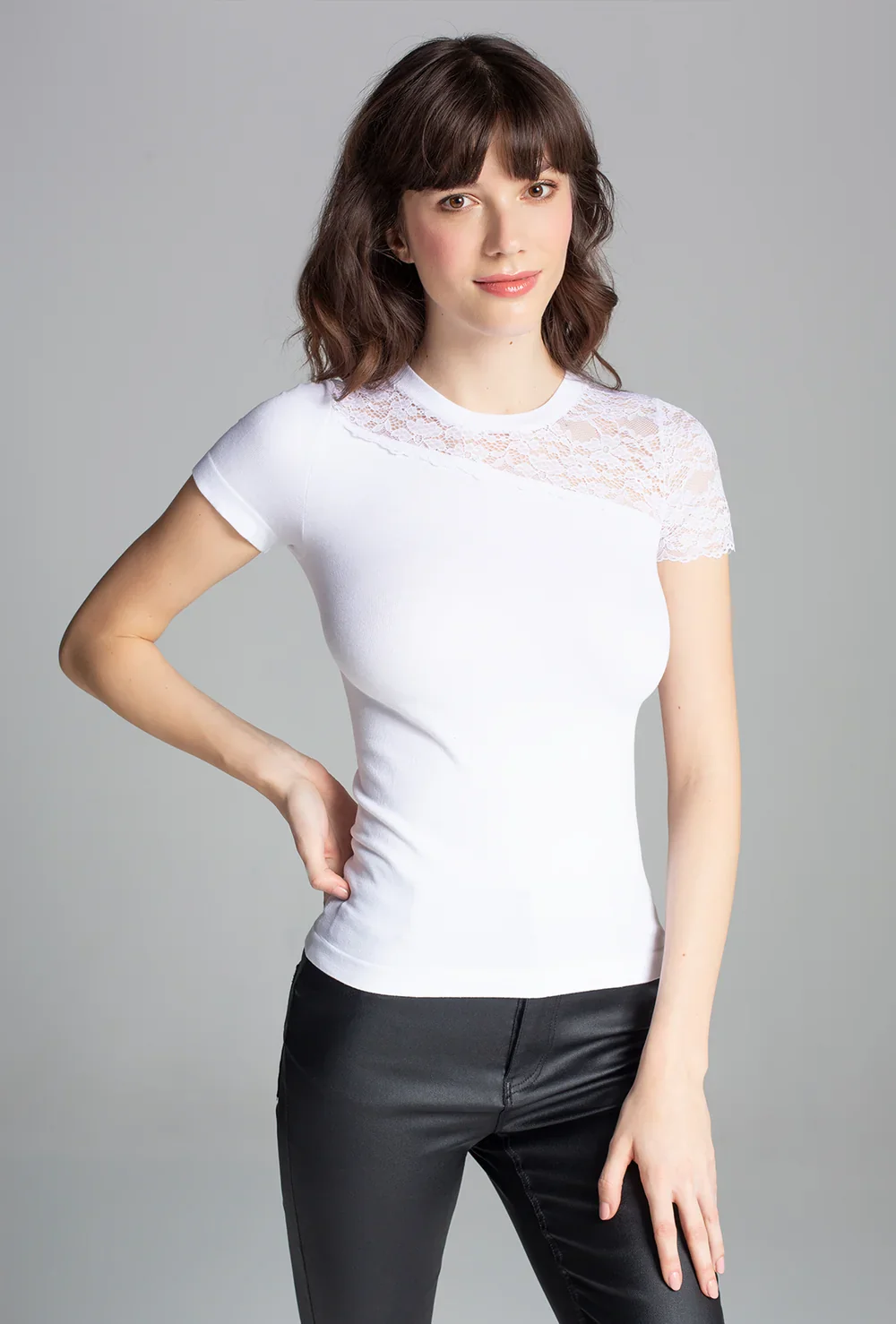 T-shirt z koronkowym wykończeniem Bravo